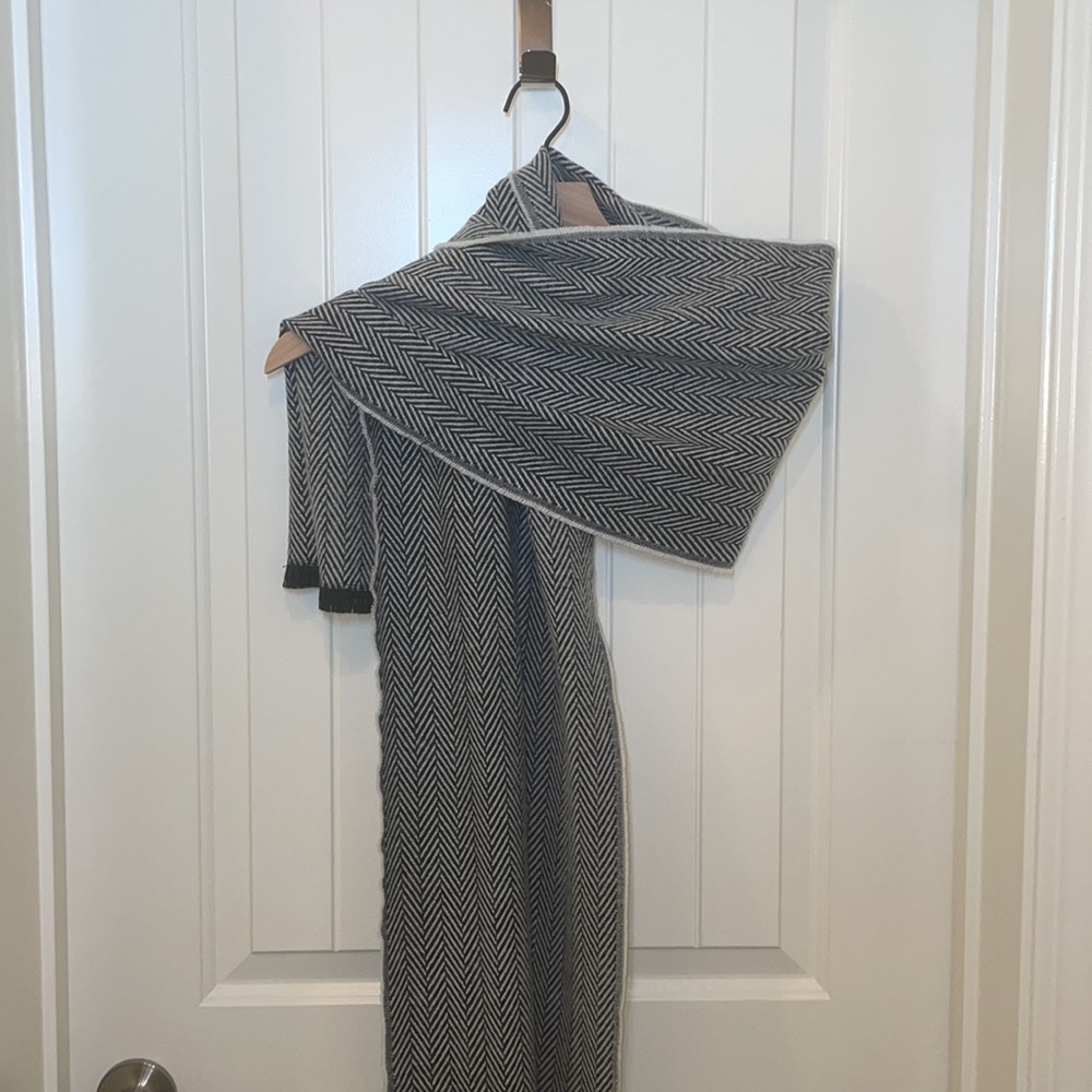Classic Herringbone pattern woven scarf no brand, men’s or women’s - Picture 2 of 6